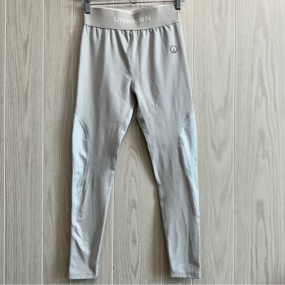UNKNWN Women’s Athletic 7/8 Leggings  Size Medium Super comfy